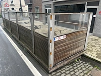 Houten terras momenteel op parkeerzone