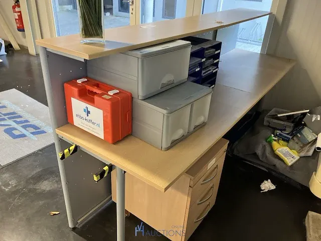 Houten toogmeubel met houten kastje - afbeelding 1 van  4
