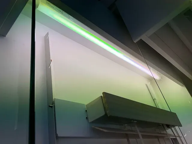 Houten toonzaalmeubel met displayrekken - afbeelding 2 van  14