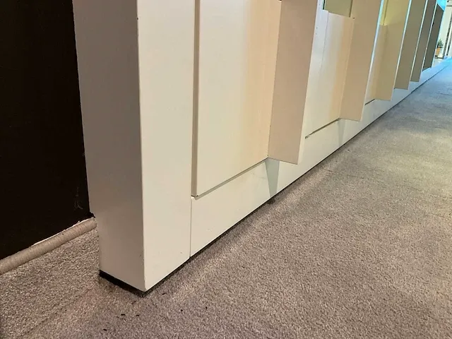 Houten toonzaalmeubel met displayrekken - afbeelding 3 van  14