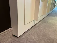Houten toonzaalmeubel met displayrekken - afbeelding 3 van  14