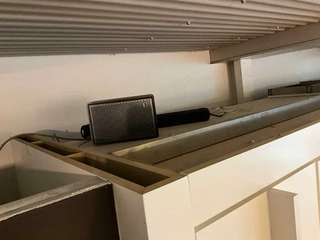 Houten toonzaalmeubel met displayrekken - afbeelding 4 van  14