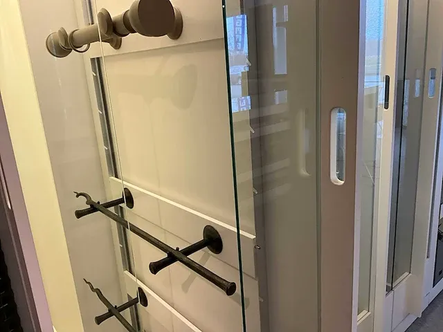 Houten toonzaalmeubel met displayrekken - afbeelding 5 van  14