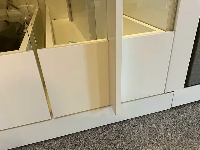 Houten toonzaalmeubel met displayrekken - afbeelding 6 van  14