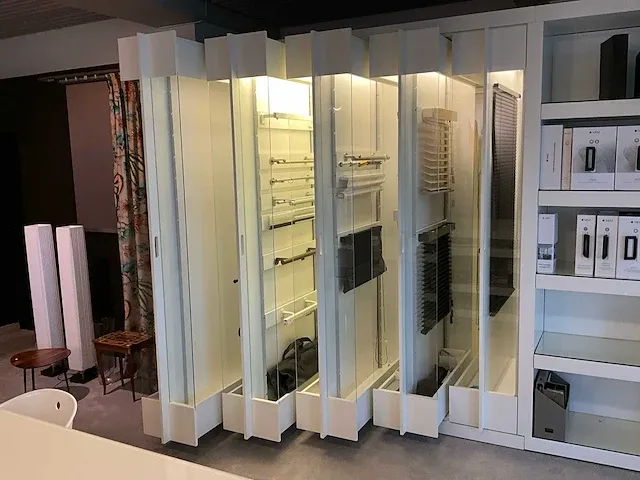 Houten toonzaalmeubel met displayrekken - afbeelding 1 van  14