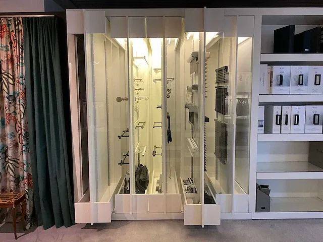 Houten toonzaalmeubel met displayrekken - afbeelding 7 van  14