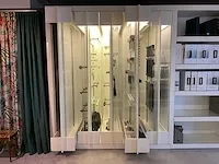 Houten toonzaalmeubel met displayrekken - afbeelding 7 van  14