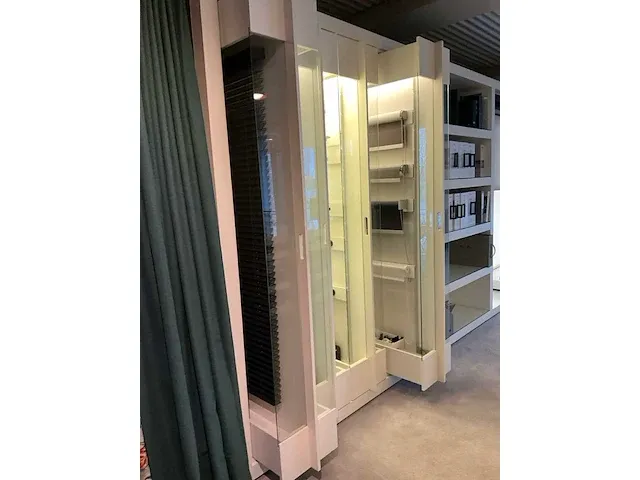 Houten toonzaalmeubel met displayrekken - afbeelding 8 van  14