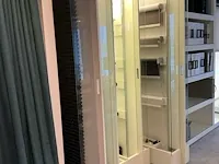 Houten toonzaalmeubel met displayrekken - afbeelding 8 van  14