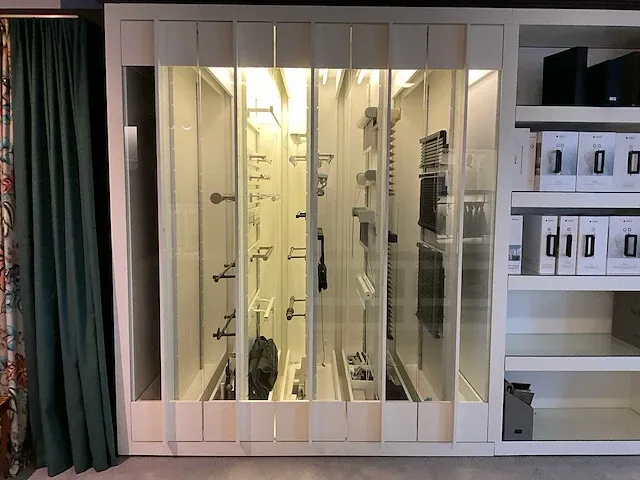 Houten toonzaalmeubel met displayrekken - afbeelding 9 van  14