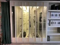 Houten toonzaalmeubel met displayrekken - afbeelding 9 van  14