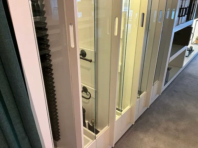 Houten toonzaalmeubel met displayrekken - afbeelding 10 van  14