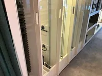 Houten toonzaalmeubel met displayrekken - afbeelding 10 van  14