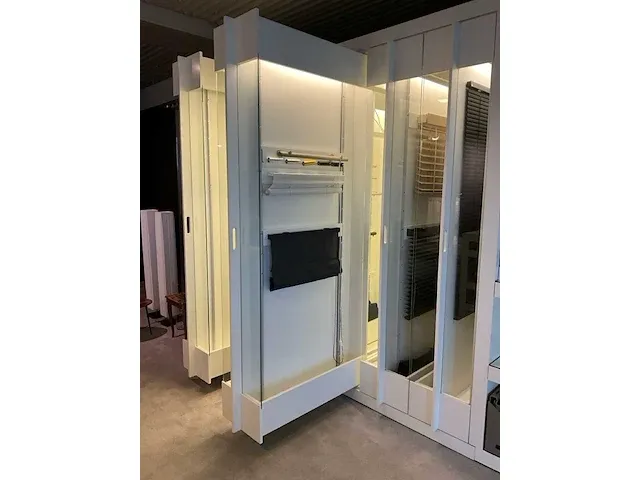 Houten toonzaalmeubel met displayrekken - afbeelding 11 van  14