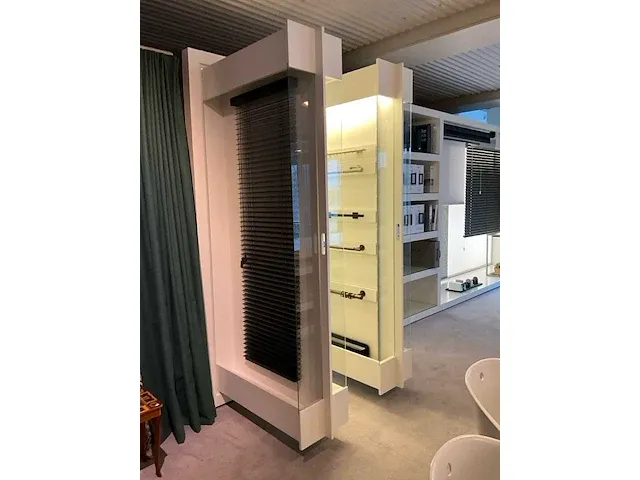 Houten toonzaalmeubel met displayrekken - afbeelding 12 van  14