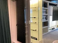 Houten toonzaalmeubel met displayrekken - afbeelding 12 van  14