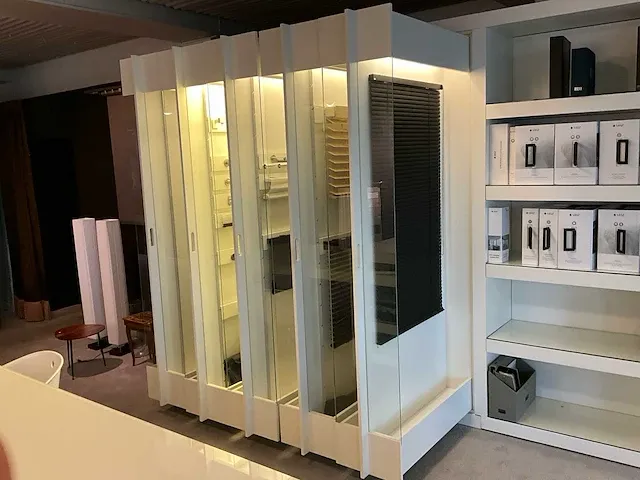 Houten toonzaalmeubel met displayrekken - afbeelding 13 van  14