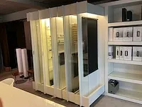 Houten toonzaalmeubel met displayrekken - afbeelding 13 van  14