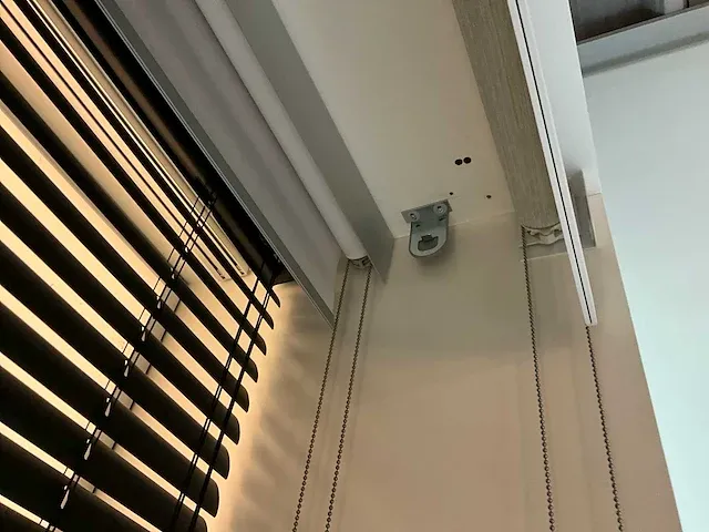 Houten toonzaalmeubel met lichtwand - afbeelding 2 van  15