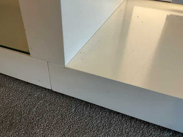 Houten toonzaalmeubel met lichtwand - afbeelding 3 van  15