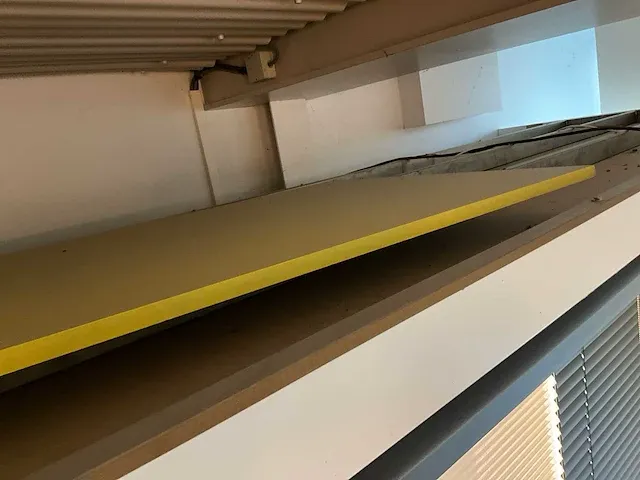 Houten toonzaalmeubel met lichtwand - afbeelding 6 van  15
