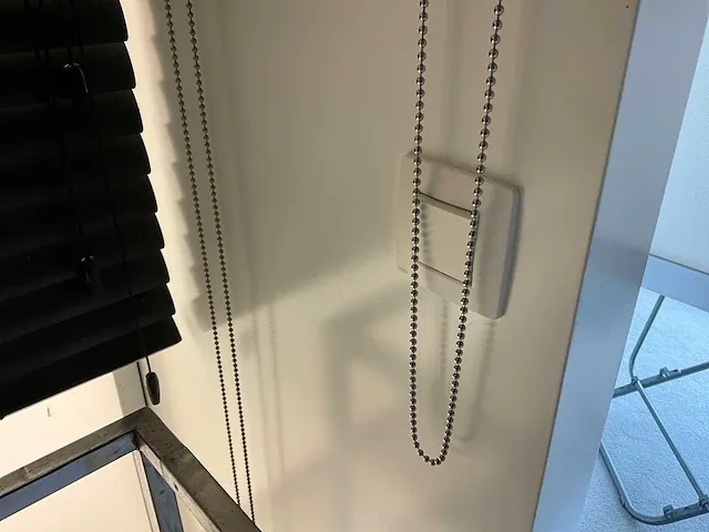Houten toonzaalmeubel met lichtwand - afbeelding 7 van  15