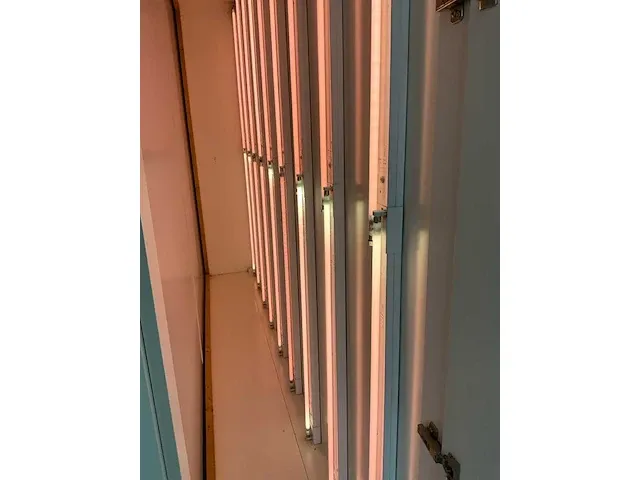 Houten toonzaalmeubel met lichtwand - afbeelding 12 van  15