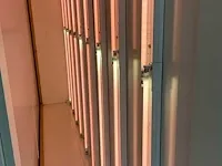 Houten toonzaalmeubel met lichtwand - afbeelding 12 van  15