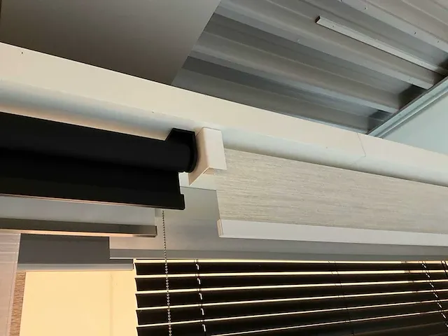 Houten toonzaalmeubel met lichtwand - afbeelding 15 van  15