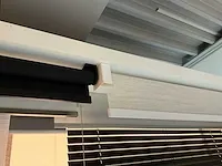 Houten toonzaalmeubel met lichtwand - afbeelding 15 van  15