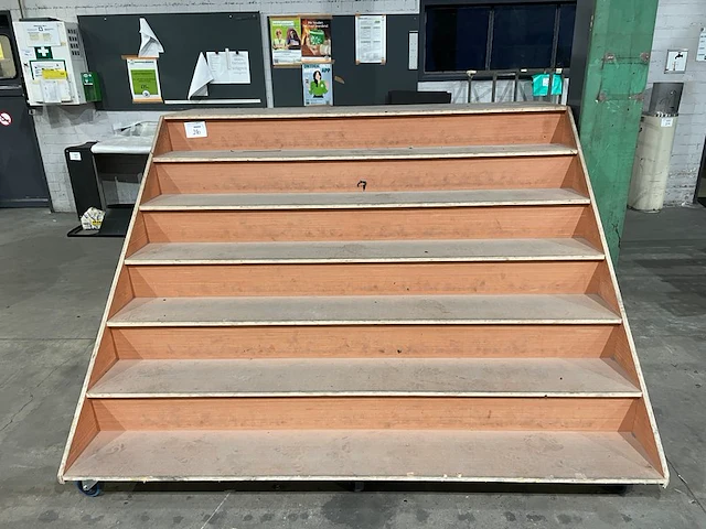 Houten trap op wielen - afbeelding 1 van  3