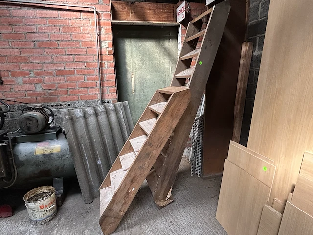 Houten trappen (2) - afbeelding 1 van  2