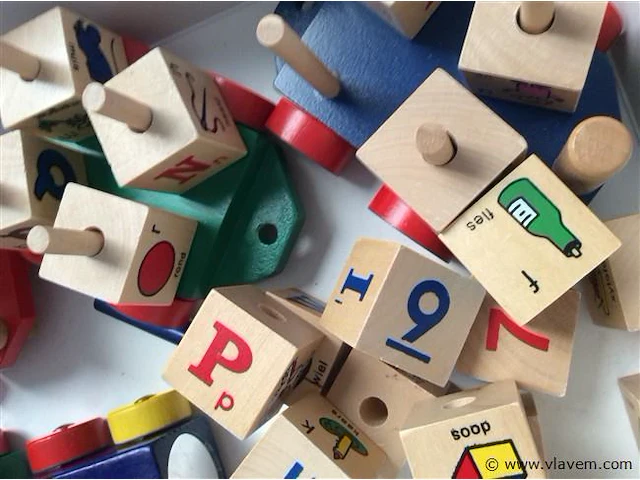 Houten treintje met blokken - afbeelding 2 van  2