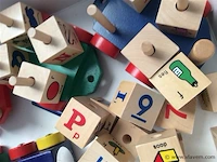 Houten treintje met blokken - afbeelding 2 van  2
