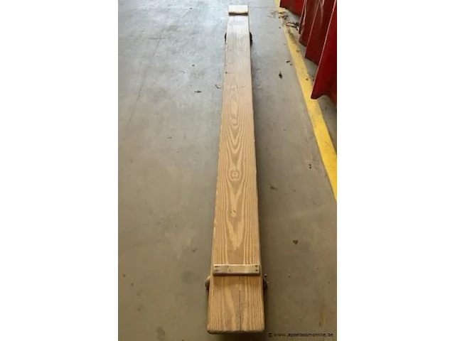 Houten turnbank afm plm 350 x 25 x 30cm - afbeelding 2 van  3