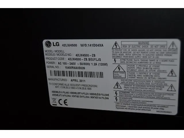 Houten tv kastje 2 deuren 1 lade, flatscree tv lg 42lw4500 met afstandsbediening, ronde houten salontafel glazen blad, houten nachtkastje 1 deur 1 lade marmeren blad, 3 bijzettafeltjes - afbeelding 2 van  13
