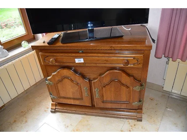 Houten tv kastje 2 deuren 1 lade, flatscree tv lg 42lw4500 met afstandsbediening, ronde houten salontafel glazen blad, houten nachtkastje 1 deur 1 lade marmeren blad, 3 bijzettafeltjes - afbeelding 3 van  13