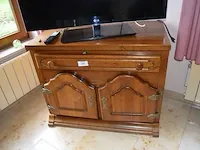 Houten tv kastje 2 deuren 1 lade, flatscree tv lg 42lw4500 met afstandsbediening, ronde houten salontafel glazen blad, houten nachtkastje 1 deur 1 lade marmeren blad, 3 bijzettafeltjes - afbeelding 3 van  13