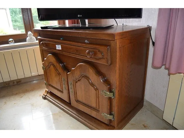 Houten tv kastje 2 deuren 1 lade, flatscree tv lg 42lw4500 met afstandsbediening, ronde houten salontafel glazen blad, houten nachtkastje 1 deur 1 lade marmeren blad, 3 bijzettafeltjes - afbeelding 4 van  13