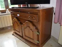 Houten tv kastje 2 deuren 1 lade, flatscree tv lg 42lw4500 met afstandsbediening, ronde houten salontafel glazen blad, houten nachtkastje 1 deur 1 lade marmeren blad, 3 bijzettafeltjes - afbeelding 4 van  13