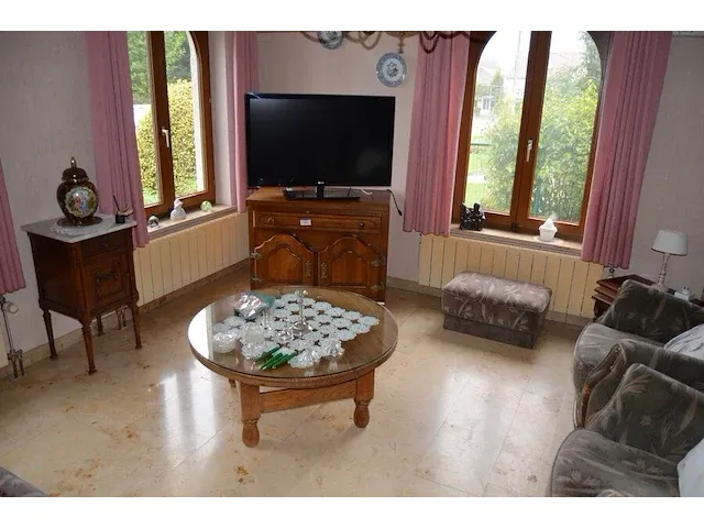 Houten tv kastje 2 deuren 1 lade, flatscree tv lg 42lw4500 met afstandsbediening, ronde houten salontafel glazen blad, houten nachtkastje 1 deur 1 lade marmeren blad, 3 bijzettafeltjes - afbeelding 1 van  13