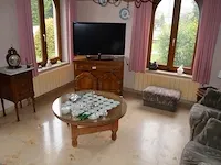 Houten tv kastje 2 deuren 1 lade, flatscree tv lg 42lw4500 met afstandsbediening, ronde houten salontafel glazen blad, houten nachtkastje 1 deur 1 lade marmeren blad, 3 bijzettafeltjes