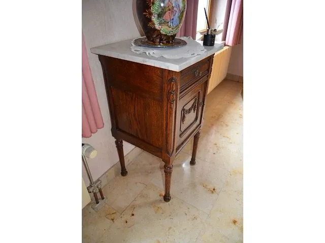 Houten tv kastje 2 deuren 1 lade, flatscree tv lg 42lw4500 met afstandsbediening, ronde houten salontafel glazen blad, houten nachtkastje 1 deur 1 lade marmeren blad, 3 bijzettafeltjes - afbeelding 7 van  13