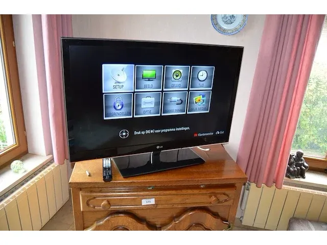 Houten tv kastje 2 deuren 1 lade, flatscree tv lg 42lw4500 met afstandsbediening, ronde houten salontafel glazen blad, houten nachtkastje 1 deur 1 lade marmeren blad, 3 bijzettafeltjes - afbeelding 11 van  13