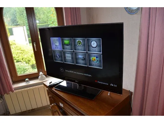 Houten tv kastje 2 deuren 1 lade, flatscree tv lg 42lw4500 met afstandsbediening, ronde houten salontafel glazen blad, houten nachtkastje 1 deur 1 lade marmeren blad, 3 bijzettafeltjes - afbeelding 12 van  13
