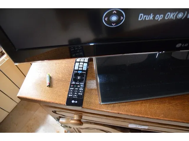 Houten tv kastje 2 deuren 1 lade, flatscree tv lg 42lw4500 met afstandsbediening, ronde houten salontafel glazen blad, houten nachtkastje 1 deur 1 lade marmeren blad, 3 bijzettafeltjes - afbeelding 13 van  13