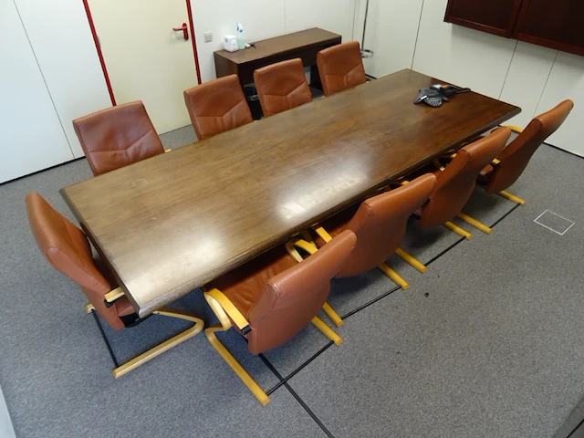 Houten vergadertafel + lederen stoelen - afbeelding 1 van  8