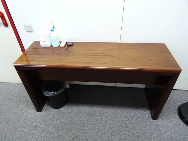 Houten vergadertafel + lederen stoelen - afbeelding 6 van  8