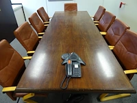 Houten vergadertafel + lederen stoelen - afbeelding 8 van  8