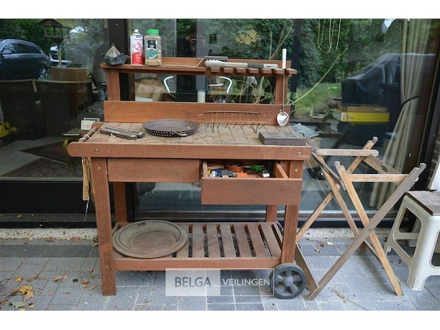 Houten verrijdbare buitenkeuken met inhoud - afbeelding 1 van  6